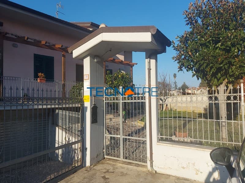 Dettagli: Bivio Corropoli Zona Residenziale Casa Singola con giardino