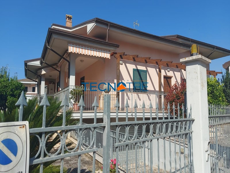 Dettagli: Bivio Corropoli Zona Residenziale Casa Singola con giardino