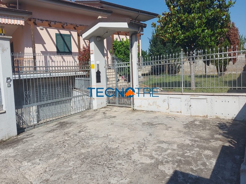 Dettagli: Bivio Corropoli Zona Residenziale Casa Singola con giardino