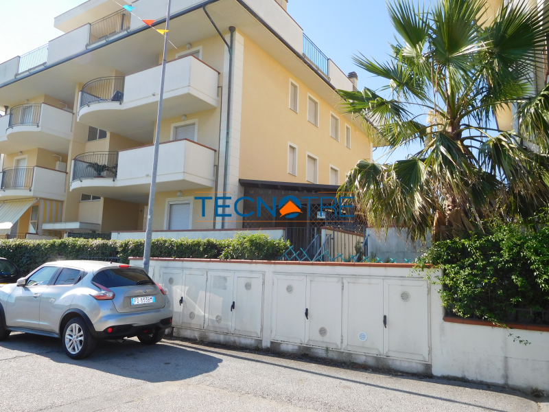 Dettagli: Martinsicuro Attico Trilocale Vista Mare e Monti con Posto Auto