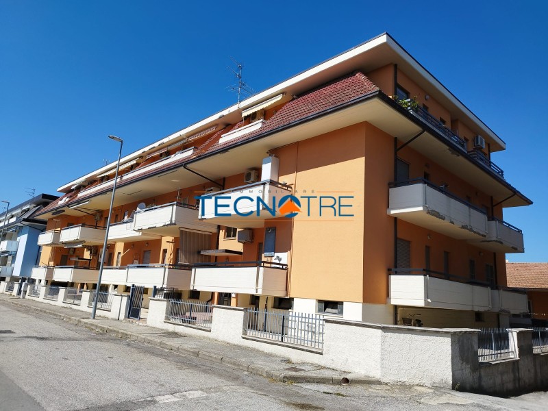 Dettagli: Martinsicuro Trilocale Piano Rialzato con Vista Mare Laterale