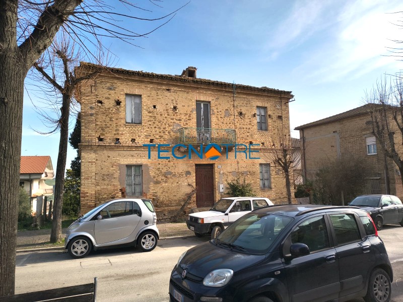 Dettagli: Colonnella Zona Centro Casa Singola con Terreno Edificabile