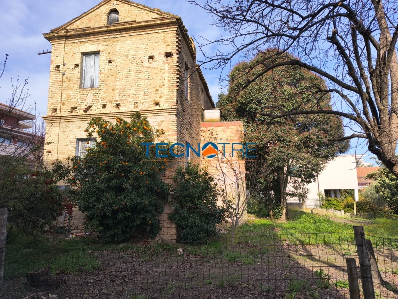 Dettagli: Colonnella Zona Centro Casa Singola con Terreno Edificabile