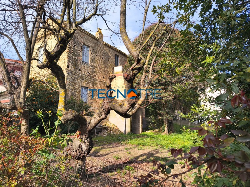 Dettagli: Colonnella Zona Centro Casa Singola con Terreno Edificabile