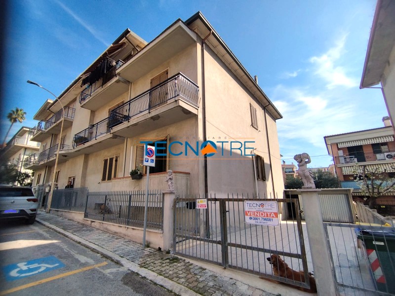 Dettagli: Centobuchi Quadrilocale con Garage e Area Esterna