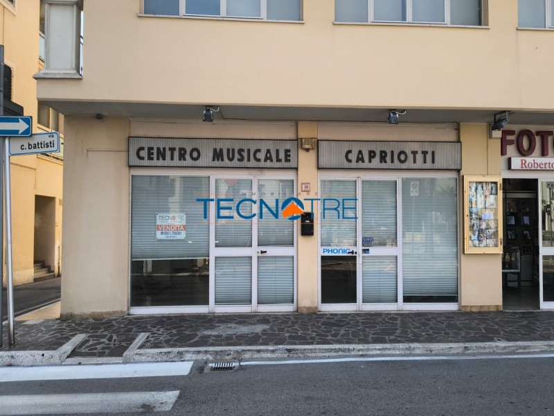 Dettagli: Alba Adriatica Centro Locale Commerciale