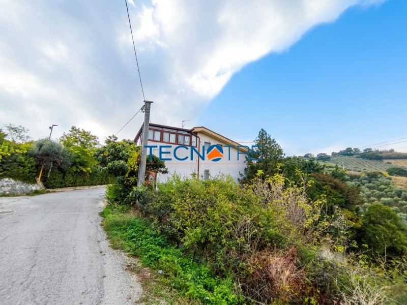 Dettagli: Tortoreto Casa Singola con Annessi e Terreno Agricolo